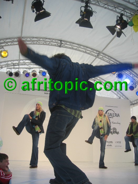 ../Images/Krefeld-Strssenmodenschau-2005 182.jpg